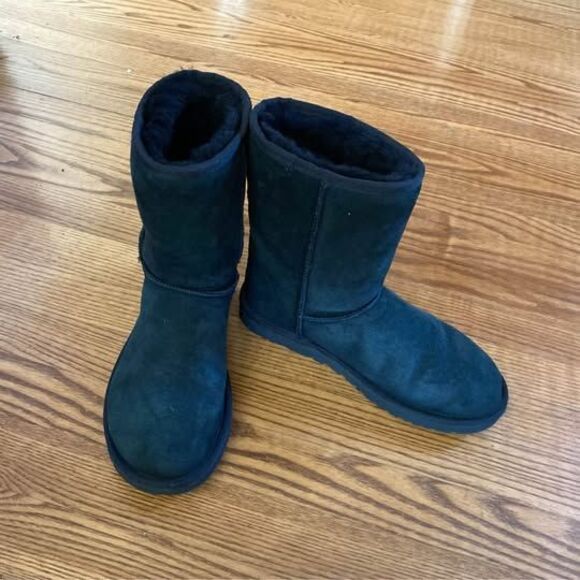 UGG short warm boots - black, gently used condition! Women’s size 8 - Picture 1 of 5